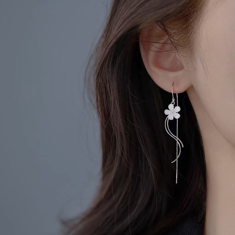 Wavy Floral Ear Thread Earrings
